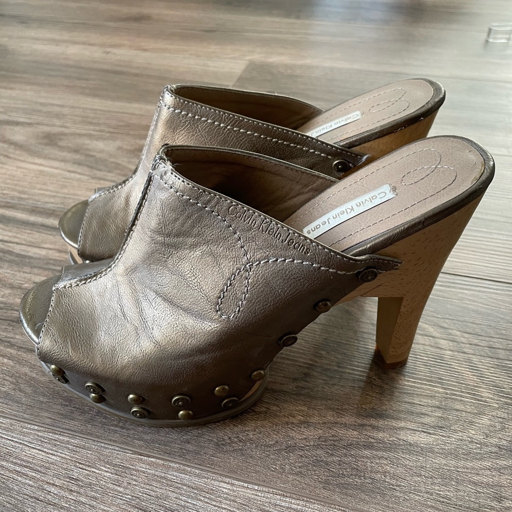 Calvin Klein Leather Whipstitch Trim riveted wooden heel platform Slides | 7.5